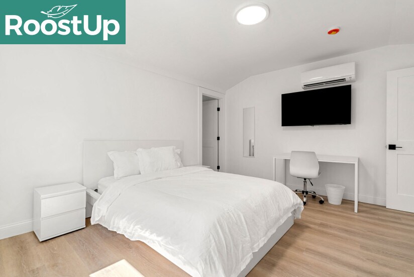 Building Photo - RoostUp Furnished Private Bedroom with Pri...