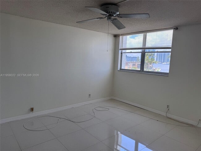 Building Photo - 2821 N Miami Beach Blvd