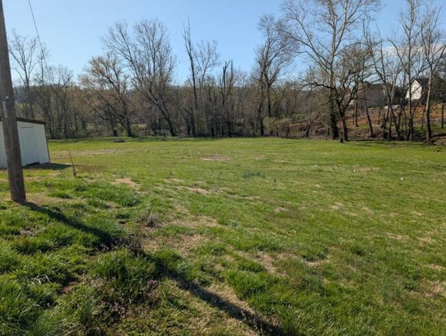 Building Photo - Spacious 2-Bedroom, 1-Bath Apartment Near Karns – Quiet Living with a Large Yard