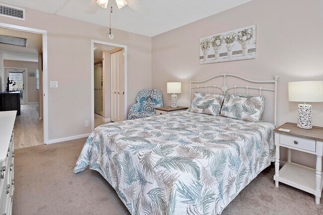 Building Photo - 1032 Lincoln B