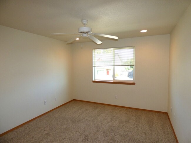 Building Photo - Rent Special: 1/2 Off February's - 3 Bed 2.5 Bath Duplex in Monmouth