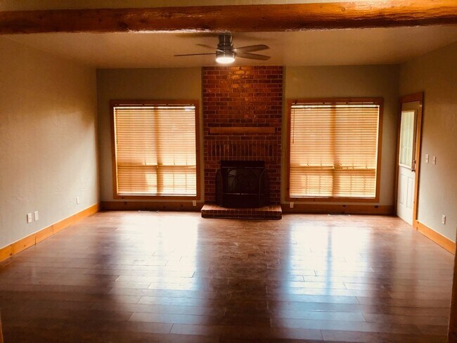 Building Photo - 4 bed + office + Bonus room/2nd Living upstairs, 3 bath on 2+ Acres in Moore Schools !