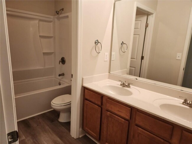 Building Photo - 465 Roland Manor Dr
