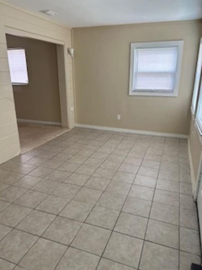Building Photo - Quaint 2/1.5 bath home
