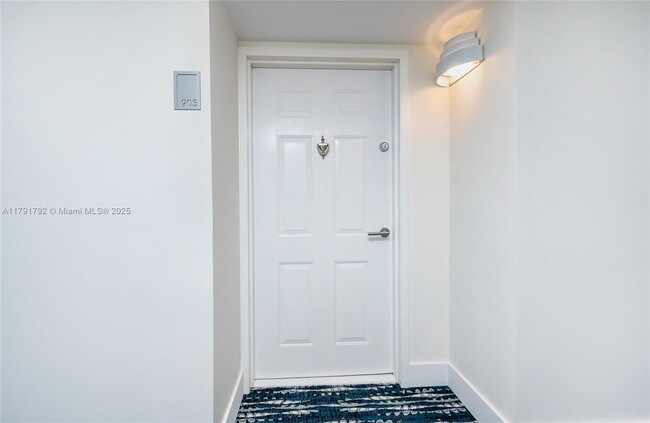 Building Photo - 540 Brickell Key Dr