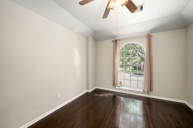 Building Photo - 1505 Hickory Ct