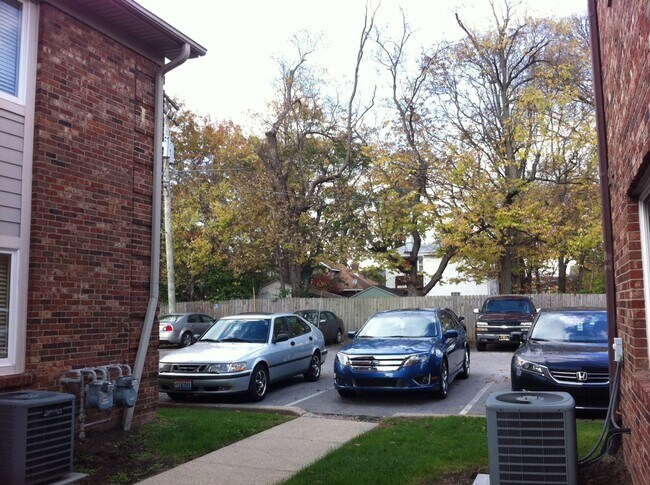 Building Photo - COMING SOON! Attractive Condo, Lots of Upgrades! Walk to UK! W/D, Off-Street Parking