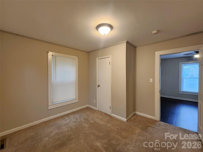 Building Photo - 507 S Vance St
