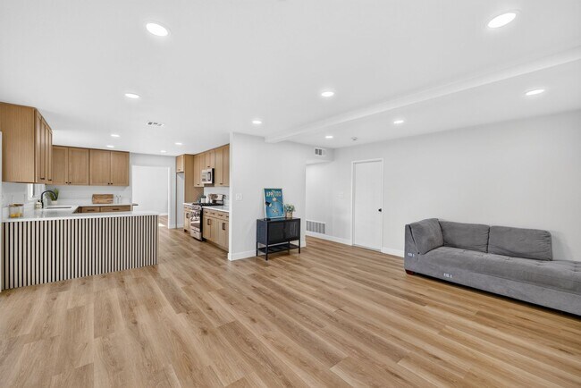 Building Photo - 13324 San Martin Pl