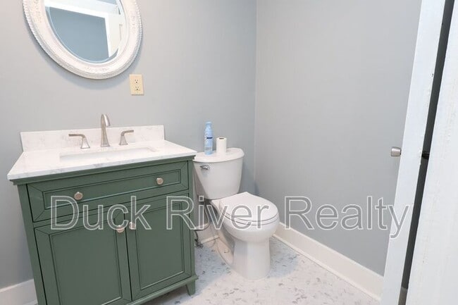 Building Photo - 504 W 6th St