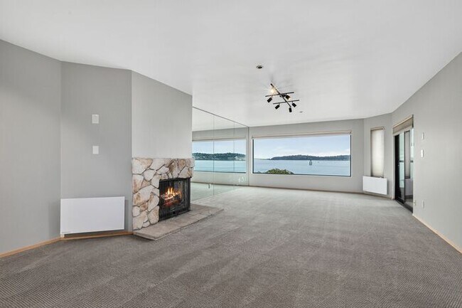 Building Photo - Enormous Waterfront Alki Condo w/ Stunning Views