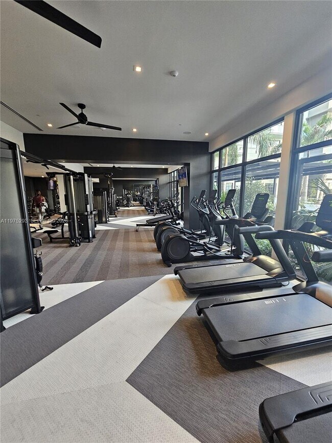 Building Photo - 1650 NE 124th St