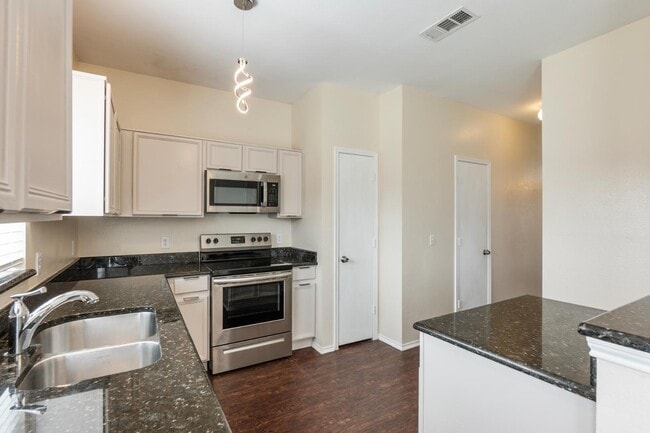 Building Photo - 915 Greene Way