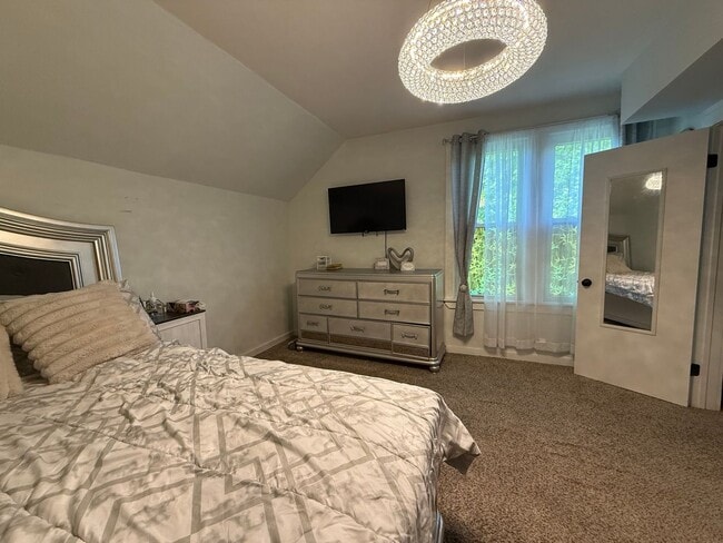 Building Photo - Stunning 3 Bedroom 1 Bathroom Single Famil...