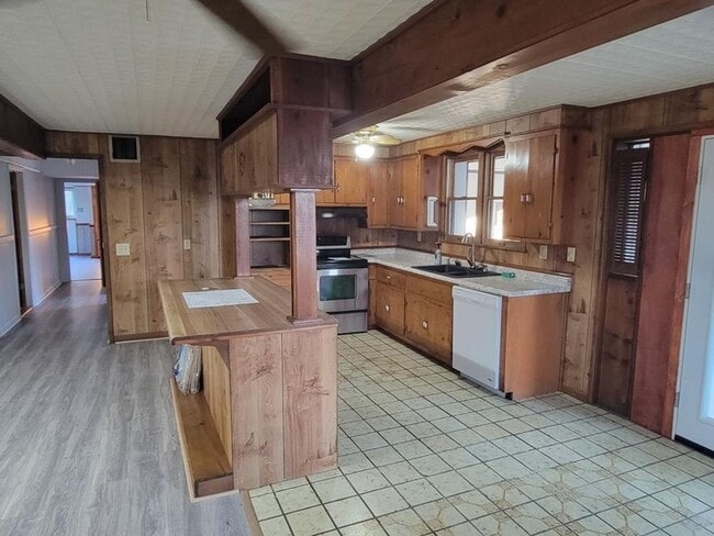 Building Photo - 688 Speck Rd