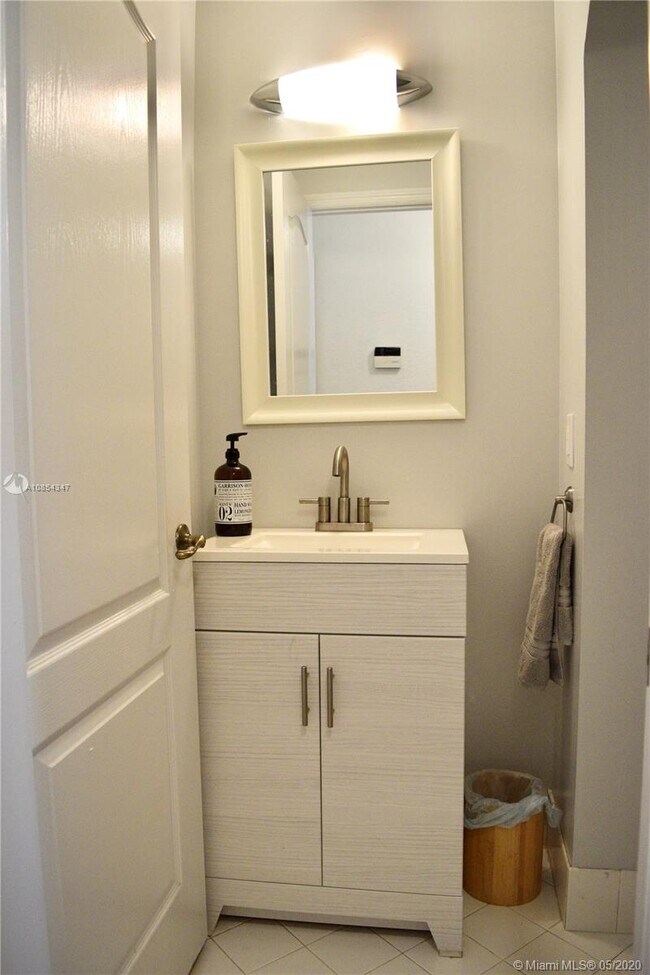 Building Photo - 5102 NW 115th Ct  Doral Fl 33178