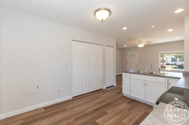 Building Photo - Practically New!