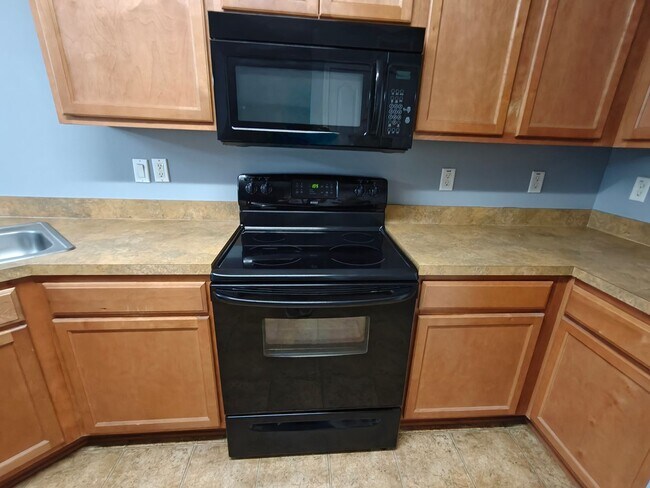 Building Photo - Spacious 2-Bed, 2.5-Bath Townhome with Gar...