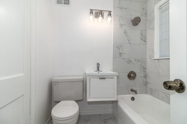 Building Photo - 2113 Cresswell Dr