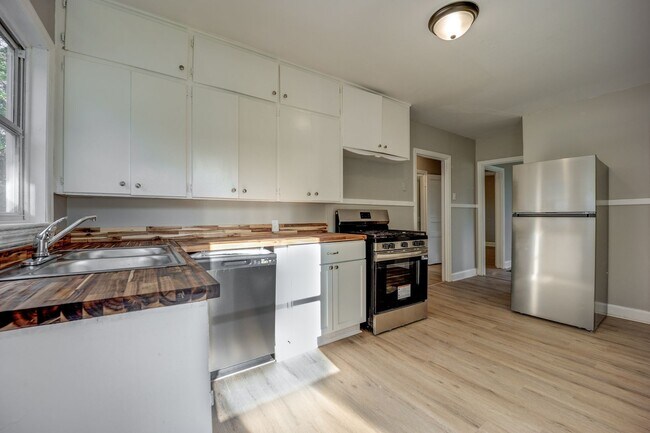Building Photo - Freshly Updated 3 Bedroom House