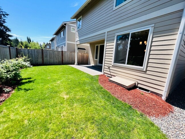 Building Photo - Stunning 5 bedroom W/Bed & Full Bath on Main Floor