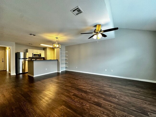 Building Photo - 2/2 Townhome at Hunt Club!