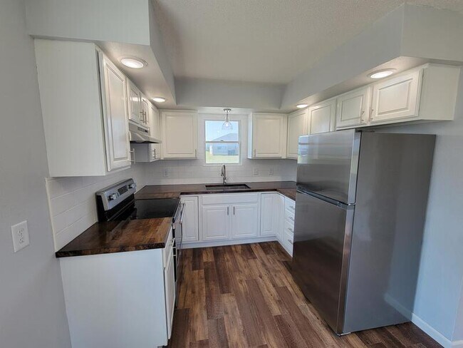 Building Photo - 2256 Fairfax Dr