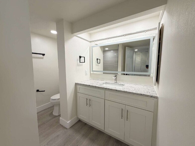 Building Photo - 2618 Cove Cay Dr