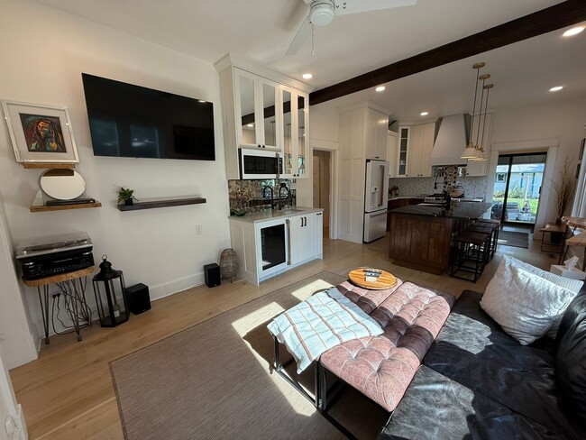 Building Photo - Fully Furnished Home In Great Location - Just Steps from Old Town