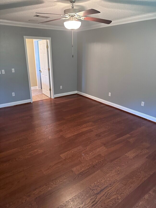 Building Photo - Stunning Custom 4/2, 2380sqft Home with Mo...
