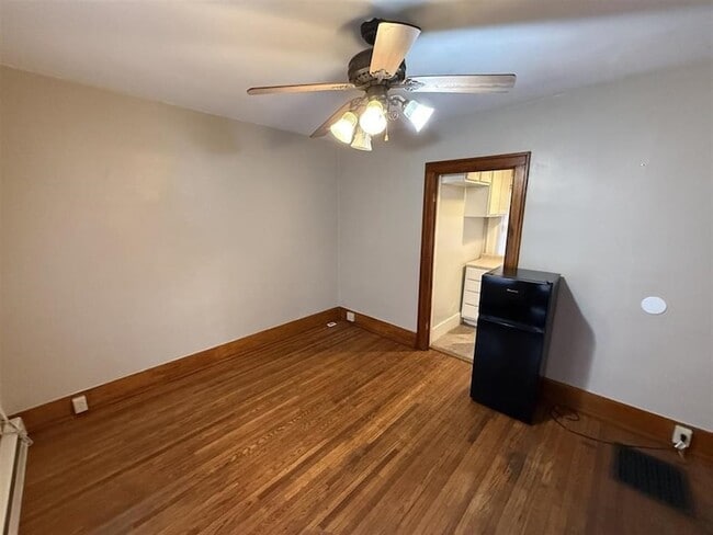 Building Photo - 10 Howard Pl