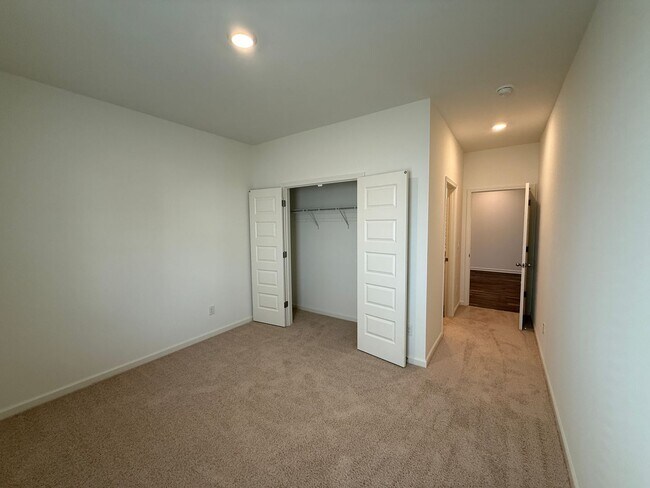 Building Photo - Springville Schools One Level 4 Bedroom / 3 Bathroom/ 3 Car Garage