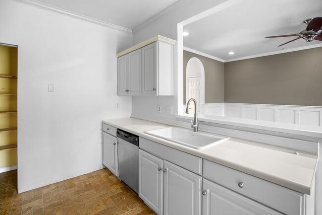 Building Photo - 4 Bedroom 2 Bath Townhouse in Pelham