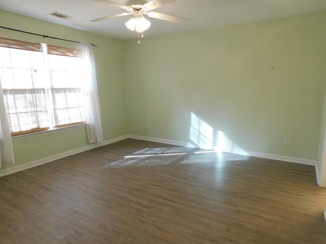Building Photo - 135 Photinia Dr