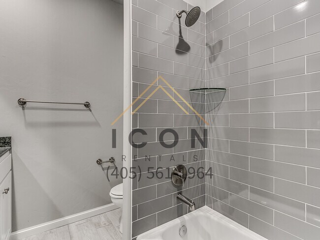 Building Photo - 4512 Oasis Ln