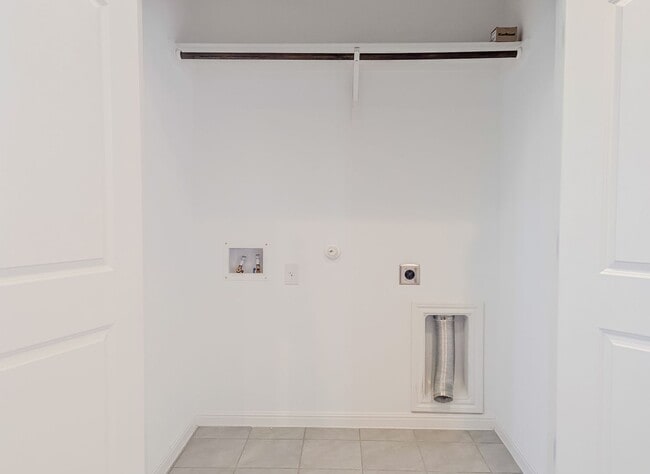 Building Photo - 6510 Routenburn St