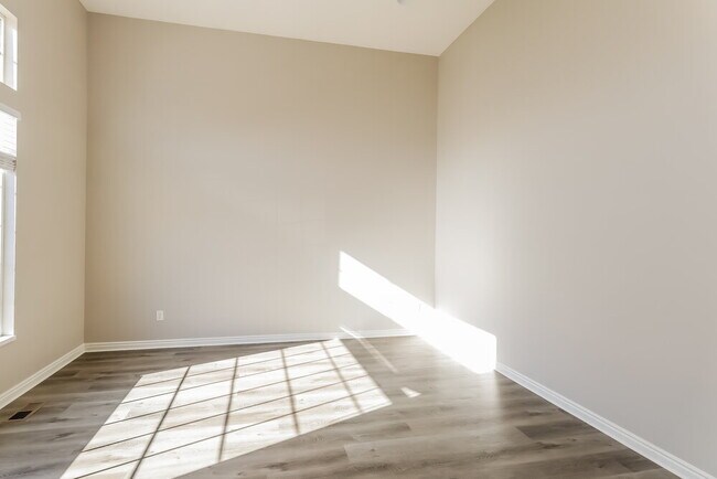 Building Photo - 996 W Fox Holw Dr