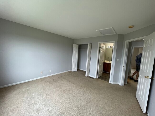 Building Photo - 1624 Fieldstone Dr N