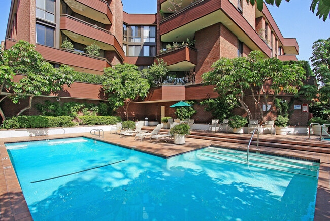 Building Photo - 300 N Swall Dr