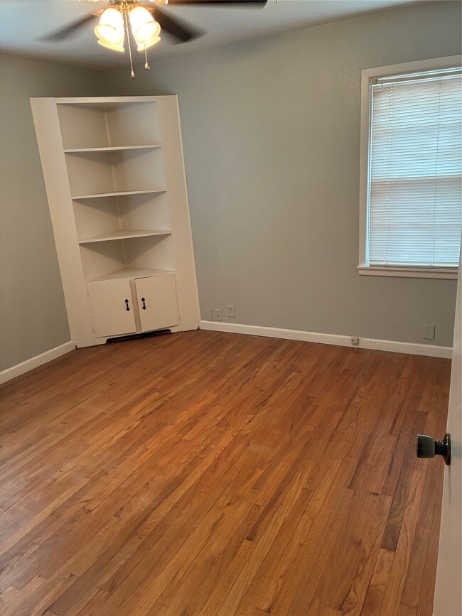 Building Photo - 810 Pecan St