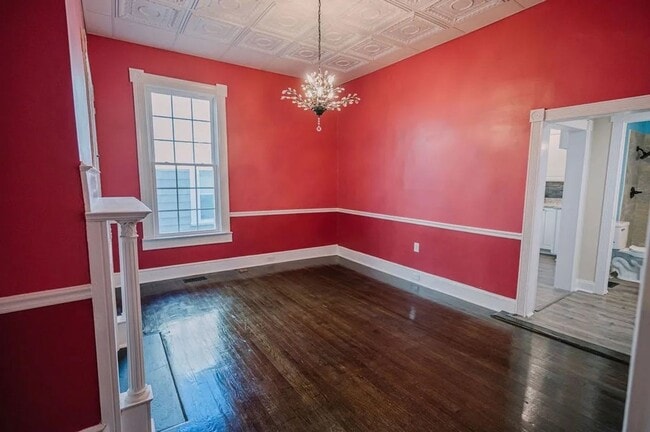 Building Photo - Newly Renovated & Spacious 4bed/2bath