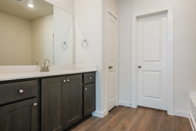 Building Photo - 1533 Woodwinds Dr