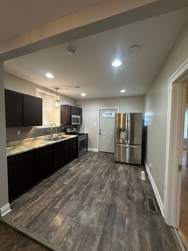 Building Photo - 8518 S Bennett Ave