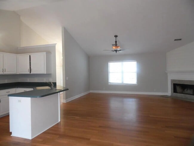 Building Photo - 147 Royal Dr
