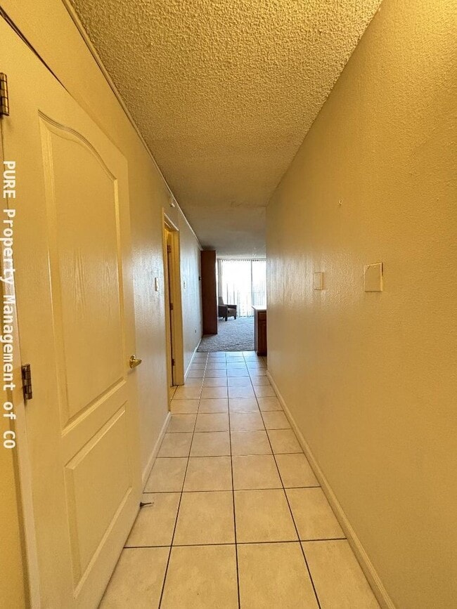 Building Photo - Large furnished studio apartment!