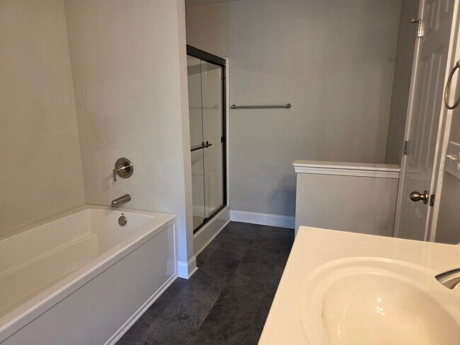 Building Photo - 1048 Meadowoods Dr