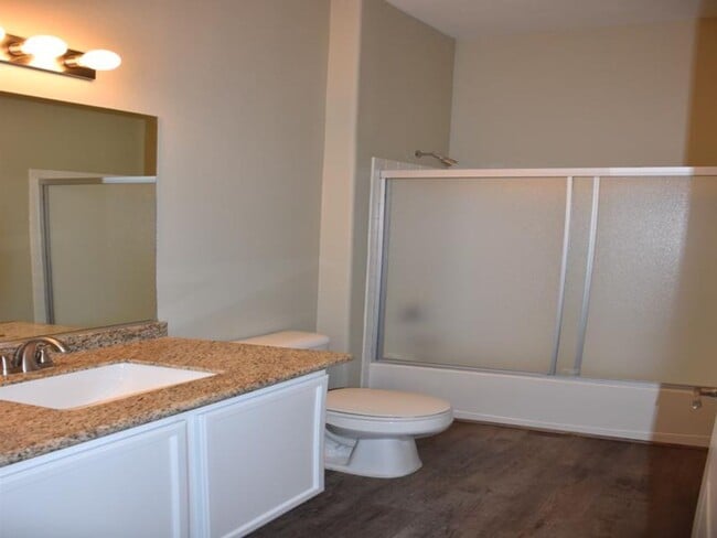 Building Photo - Fully remodeled ground floor 2BR unit in gated Mission Ridge - with garage!