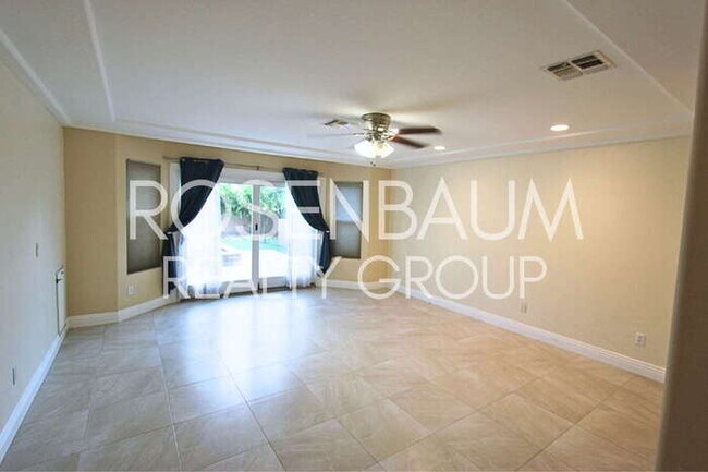 Building Photo - Stunning 4-bedrooms, 3.5 baths home with a...