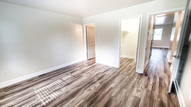 Building Photo - 1020 Primrose St SE