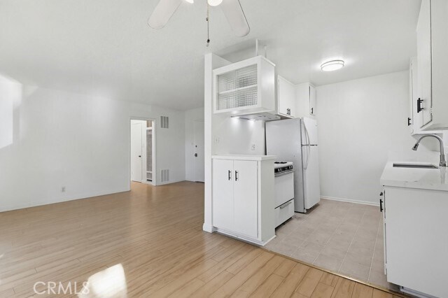 Building Photo - 930 N Stanley Ave